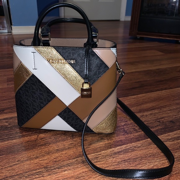 Michael Kors Handbags - Michael Kors Purse & Wallet